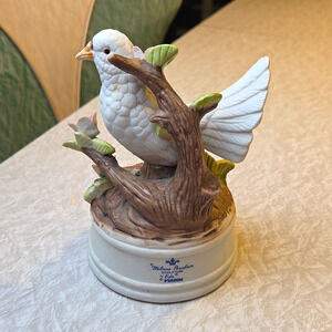 MANN Milano Porcelain Bird Figurine Music Box by Eda Wood Base White Brown
